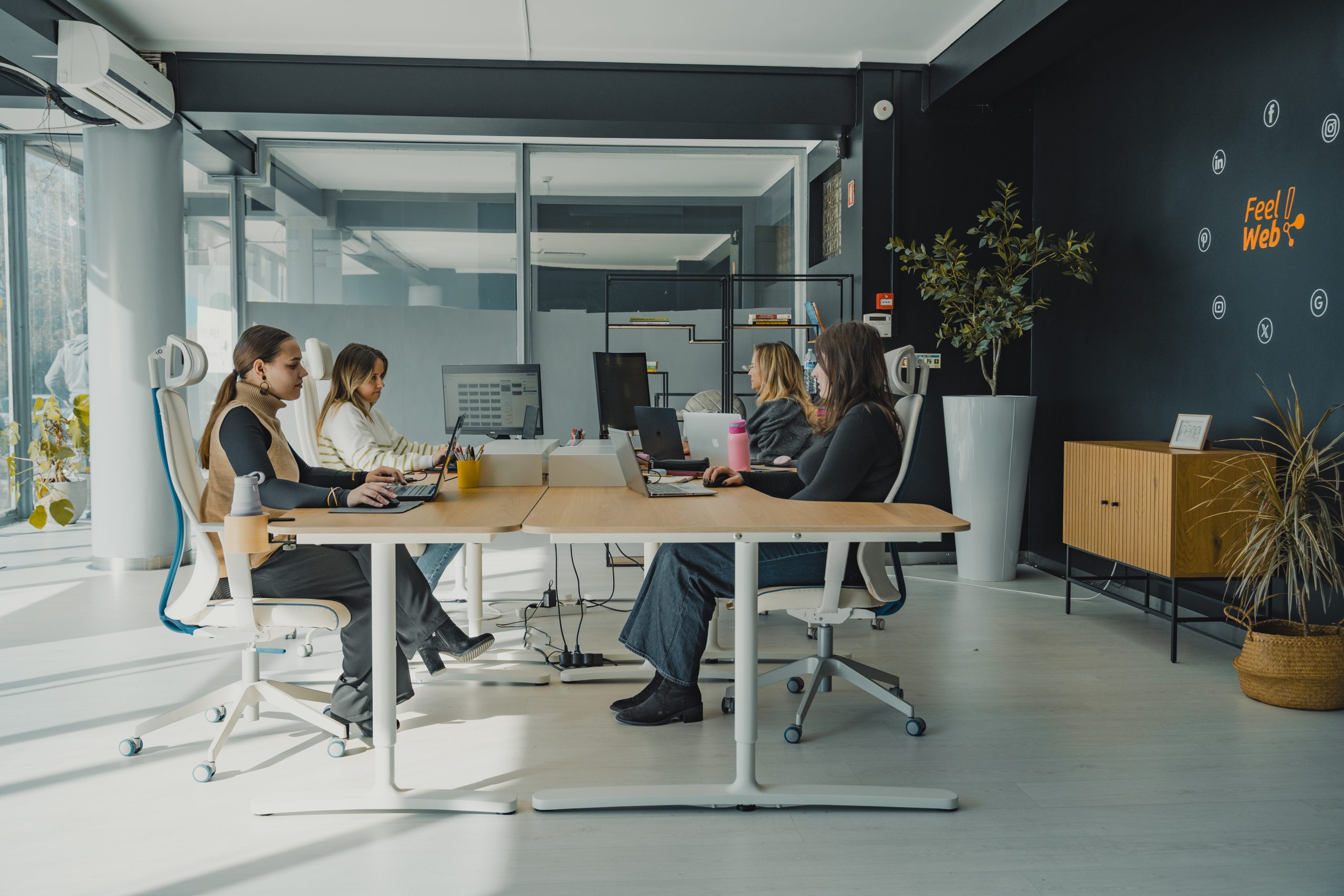 equipa da agência feelweb reunida a trabalhar no escritório
